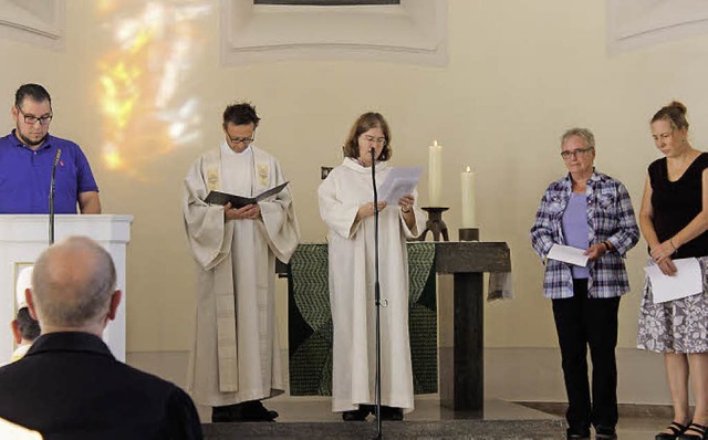 Im Altarraum der Stadtkirche vereint b...tina Gerspach von der Bahai-Gemeinde.   | Foto: Rita Freidl