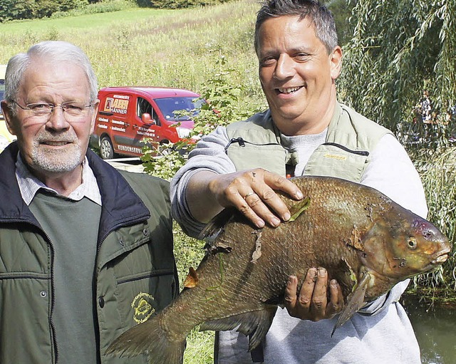 Eine 63 Zentimeter lange Brachse fing ... Hans-Jrgen Kirschnick  gratulierte.   | Foto: Reinhard Herbrig