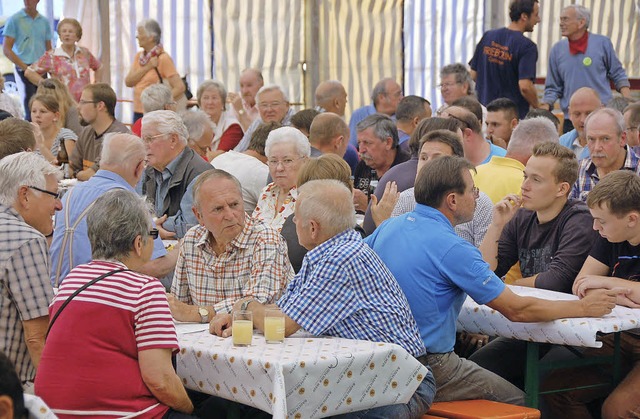 Gemtlich speisen in geselliger Runde ...ladung der Winzerfestgemeinschaft an.   | Foto: Frey