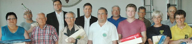 Thomas Giessler (Mitte, weies Hemd) z...renn Leideleng aus Luxemburg entgegen.  | Foto: OUNAS