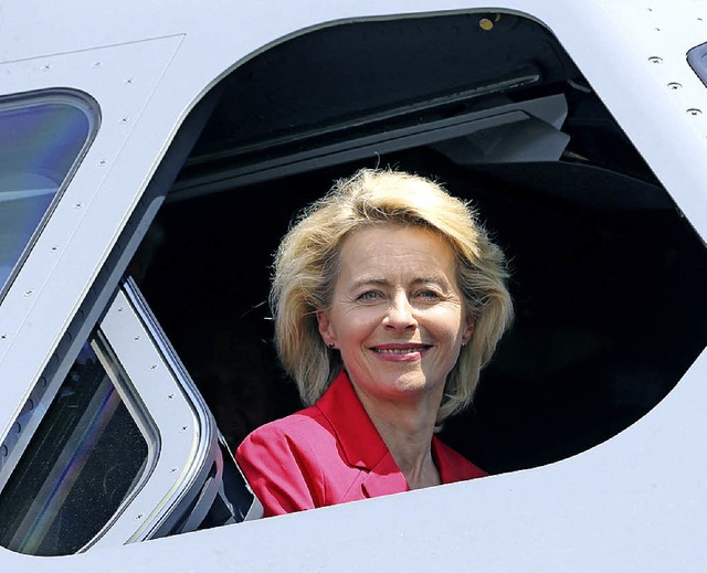 Ursula von der Leyen in einem A400M  | Foto: DPA