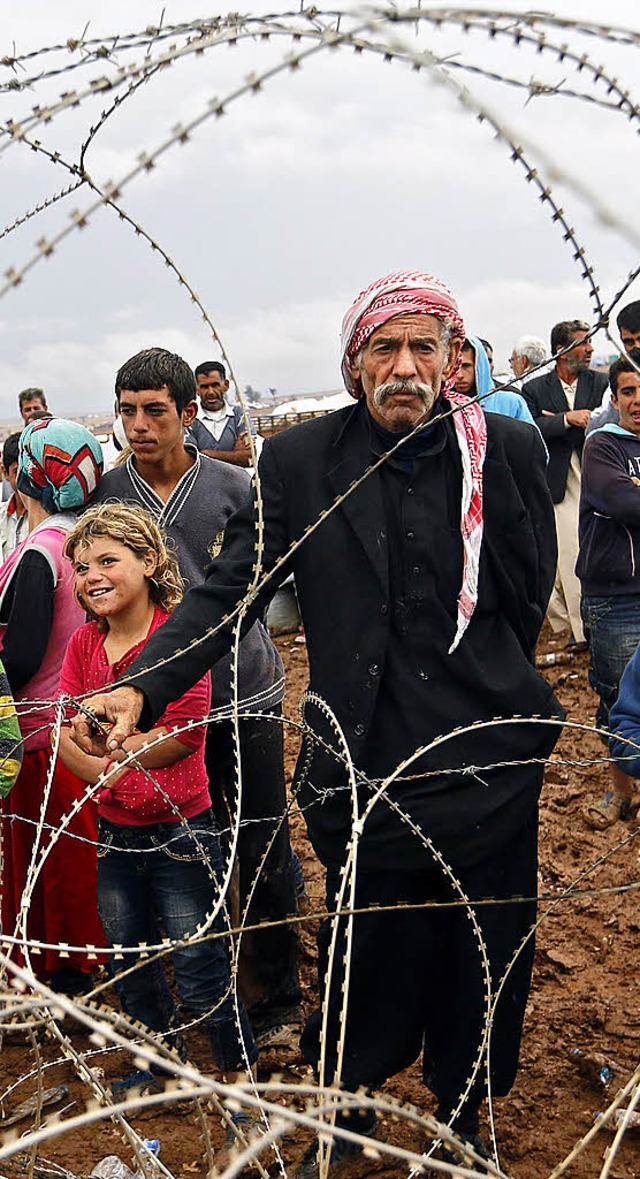 Flchtlinge an der syrisch-trkischen Grenze.   | Foto: DPA