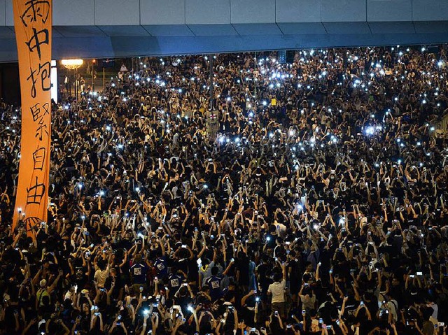 Prodemokratische Demonstranten halten in Hongkong ihre Handys in die Hhe.  | Foto: AFP