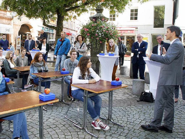 Steffen Auer (rechts) erklrt im Klass...brunnen, wie  Wirtschaft funktioniert.  | Foto: Heidi Foessel