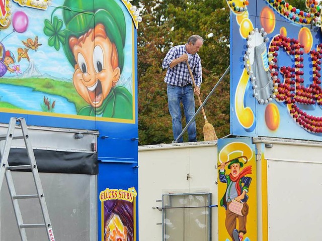 Flotter Feger: Peter Buhmann putzt nach der Ankunft erst einmal.  | Foto: Peter Gerigk