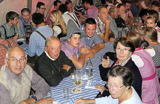 Gesellig hocken Alt und Jung &#8211; v...ierten Zelt in Schuttern beieinander.   | Foto: wolfgang knslte