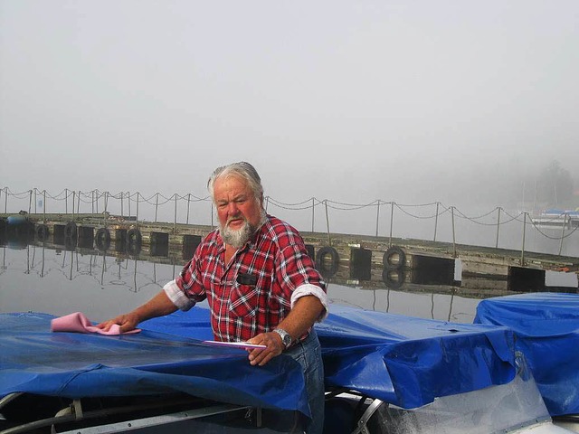 Rolf Erne, bekannt als &#8222;Bumpi&#8... wischt am Titisee die Boote trocken.   | Foto: Amandine Cormier