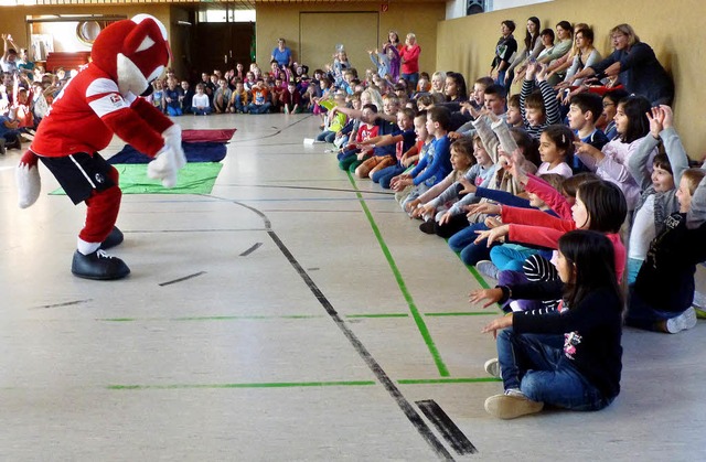 Rundherum  hatten sich die Hansjakobsc...chsle erschien und alle begeisterte.    | Foto: Hansjakobschule