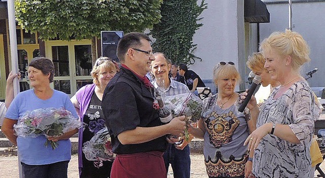 Heimleiterin Heike Horschig (rechts) b...rdergrund Kchenchef Stephan Mrgelin   | Foto: Georg Diehl