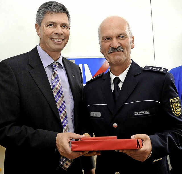 Dank fr vertrauensvolle Zusammenarbei...Leiter des Schopfheimer Polizeireviers  | Foto: Robert Bergmann