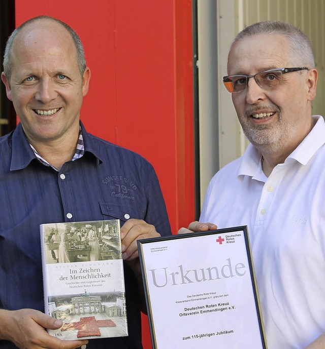 Jochen Hilpert (l.)  berreichte Peter Zimmermann eine Urkunde und ein Prsent.  | Foto: Gerhard Seitz