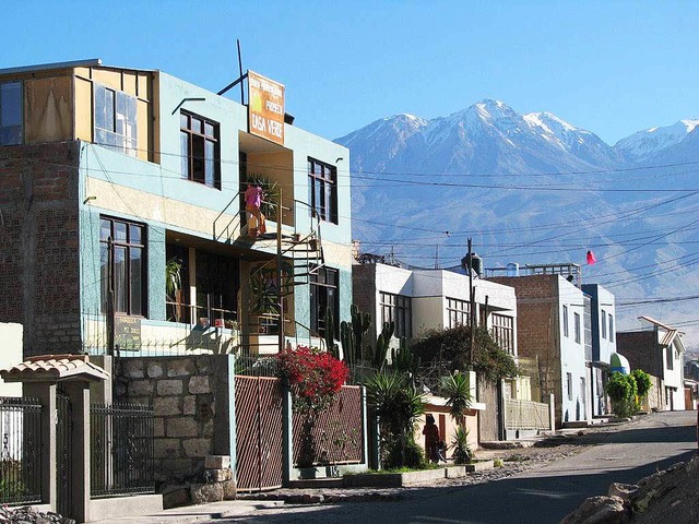 Mit Sicht auf die Anden: das Kinderheim Casa Verde &#8211; grnes Haus (links)  | Foto: Privat