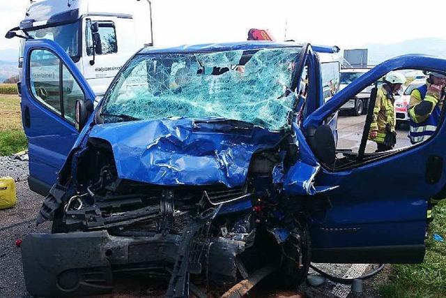Schwerer Unfall: Autofahrerin kollidiert mit Laster und stirbt
