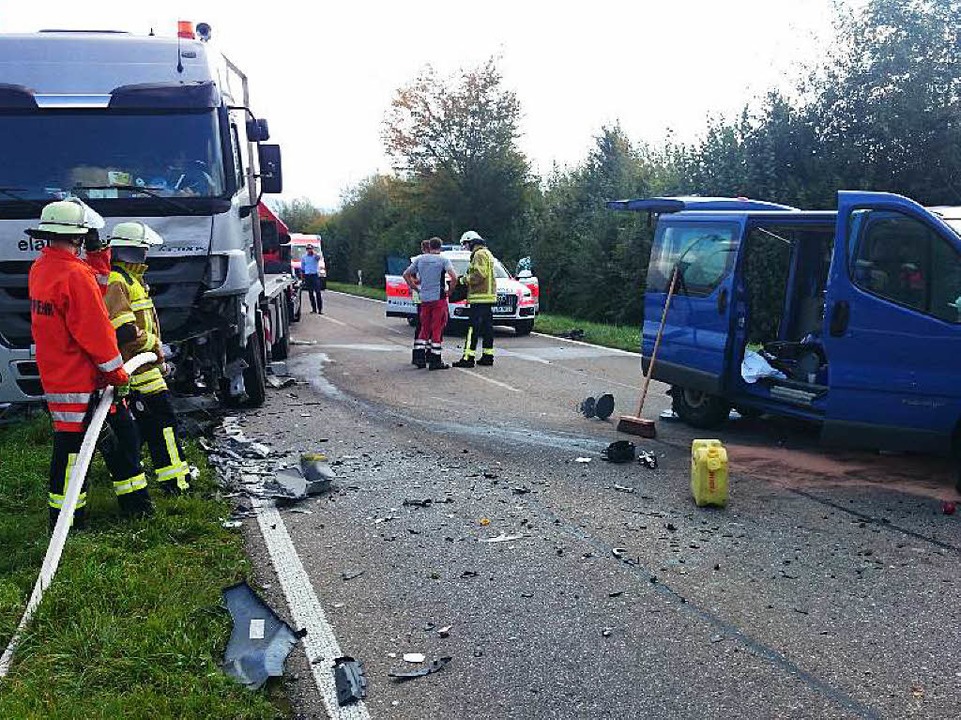 Schwerer Unfall: Autofahrerin Kollidiert Mit Laster Und Stirbt ...