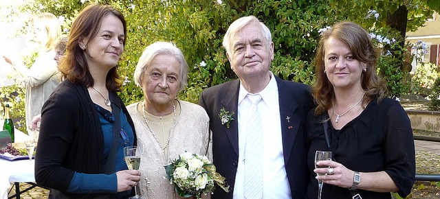 Nach einer  Festmesse gab die katholis...ane (rechts) und Petra erfreut waren.   | Foto: Manfred Burkert