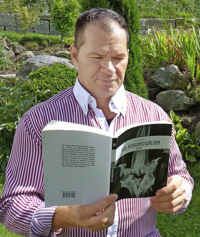 Thomas Maier, alias Tom Black mit seinem Buch.   | Foto: Heidrun Simoneit