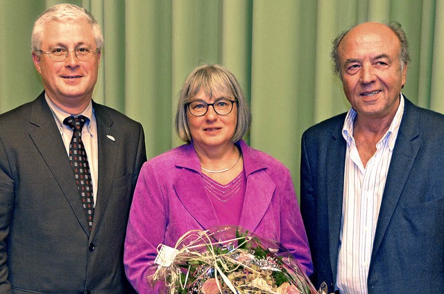 OB Dietz (links) dankte Brigitte Pantz...rken in Gemeinde- und Ortschaftsrat.    | Foto: Senf