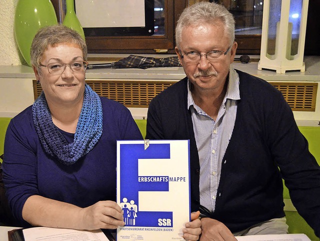 Karin Schwarz-Marty und Eckhard Mikuszies stellen die neue Erbschaftsmappe vor.   | Foto: Friederike Nottbrock