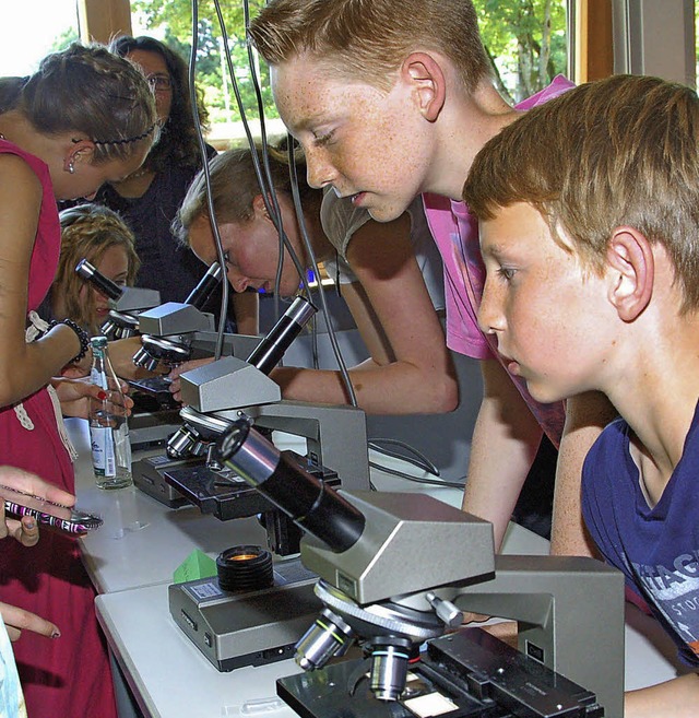 Schler experimentieren beim Schulfest in Denzlingen.   | Foto: Andrea Steinhart