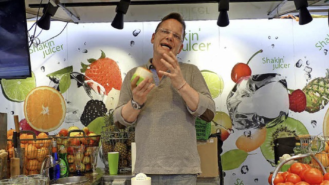 Marktschreier Werner Alexander Niederwinkler mit der &#8222;Saft-Frse&#8220;  | Foto: cornelia weizenecker