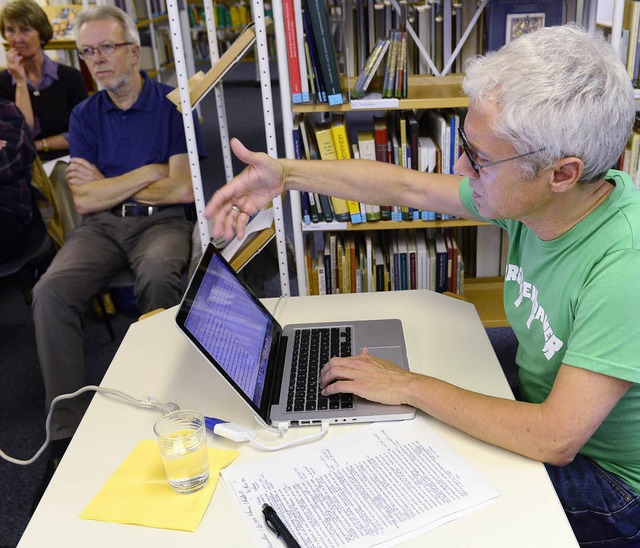 Diskussion vor dem Laptop: Tobias Sche...orschlgen des Publikums auseinander.   | Foto: ingo schneider