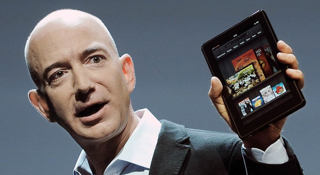 Chef des Amazon-Imperiums: Jeff Bezos mit einem Tablet  | Foto: dpa
