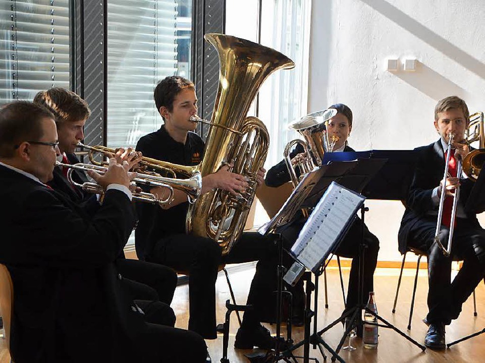 Ein Ensemble der Stadtmusik sorgte für schwungvolle musikalische Unterhaltung.  | Foto: Sylvia-Karina Jahn