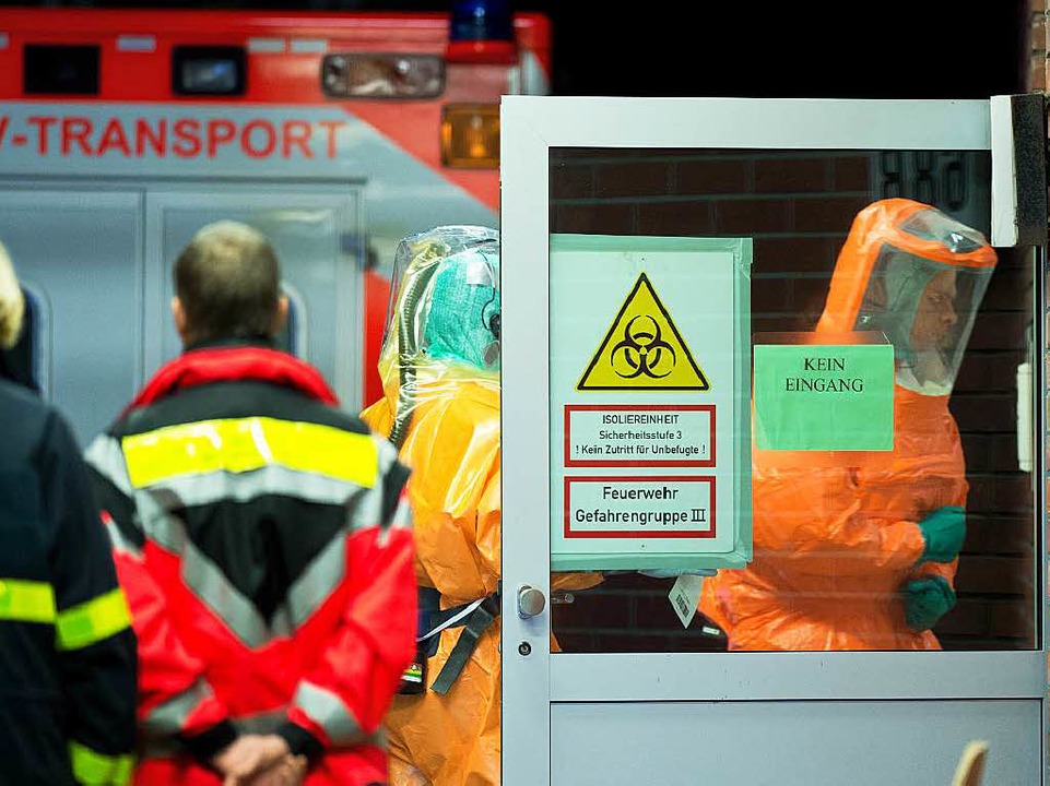Ein an Ebola erkrankter Patient wird m...iklinik in Frankfurt am Main gebracht.  | Foto: dpa