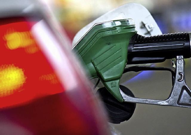 Vor allem Kraftstoff kostet mehr als frher.   | Foto: dpa