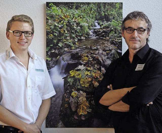 Andreas Biedermann (links) mit Clemens...einem auf Stoff gedruckten Fotomotiv.   | Foto: Hermann Kurz