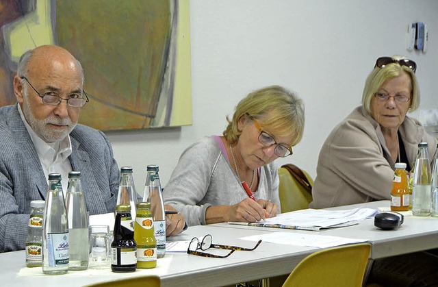 Beisitzer des Wahlausschusses unterzei...inks), Karin Lischer und Christa Wolf.  | Foto: Peter Gerigk