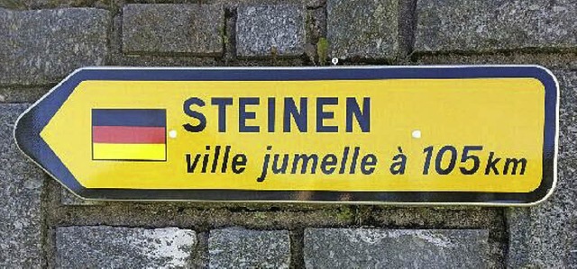 Nicht weit: Das nach Steinen weisende Schild in der Partnergemeinde  Cornimont.   | Foto: Privat