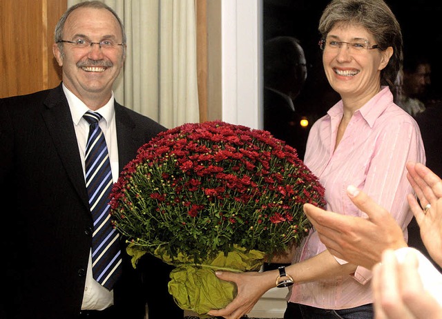 Mit einem riesigen Blumenstrau bedank...n Daniela Trefzer fr ihr Engagement.   | Foto: Fabry