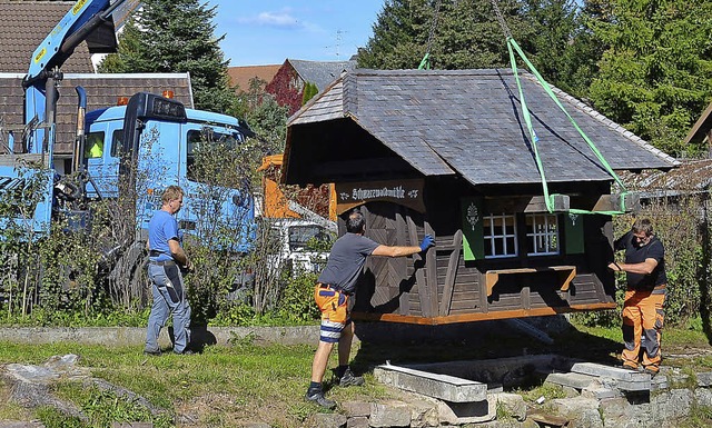 <Text>Mit einem groem Lastwagenkran w...der an den Rtenbach gehievt.  </Text>  | Foto: Liane Schilling