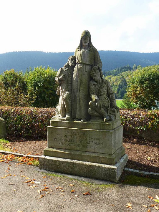Das Kriegerdenkmal auf dem alten Fried...innert an die Toten von 1914 bis 1918.  | Foto: Peter Stellmach