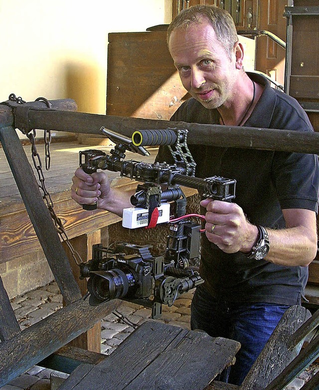 Frank Erny filmt den Leiterwagen vor d...ngebaut, damit das Bild nicht wackelt.  | Foto: Irene Br