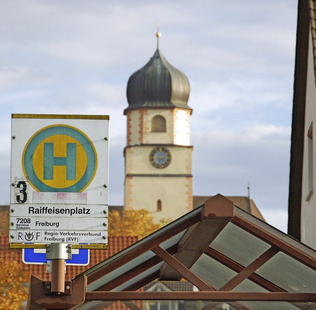 Neu gestaltet werden die Bushaltestellen am Raiffeisenplatz.   | Foto: Andrea Gallien