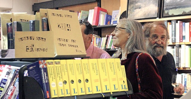 Unten Langenscheidt, oben Kunst. Ausstellung in der Buchhandlung Machleid.  | Foto: Erika Sieberts