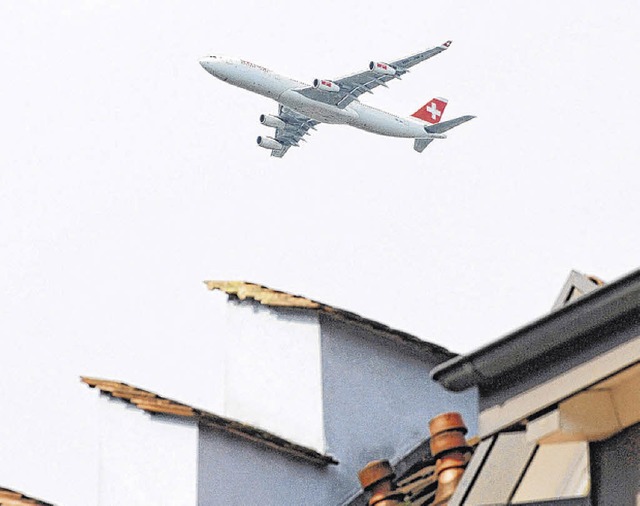 So nah, so laut: Swissair-Maschine ber den Dchern von Hohentengen.  | Foto: dpa