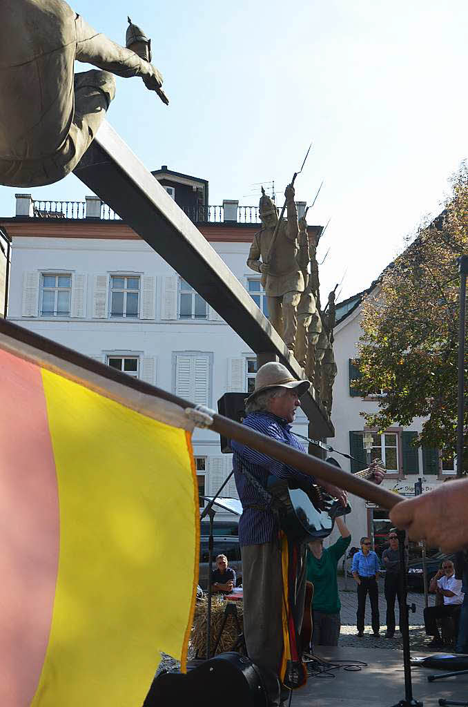 Impressionen von der Feier zum Zehnjhrigen der Lenkplastik vor dem Schopfheimer Rathaus am Tag der deutschen Einheit.