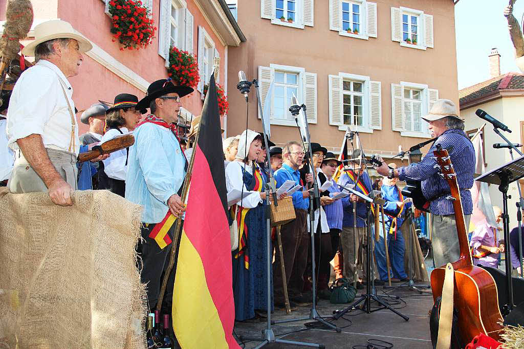 Impressionen von der Feier zum Zehnjhrigen der Lenkplastik vor dem Schopfheimer Rathaus am Tag der deutschen Einheit.