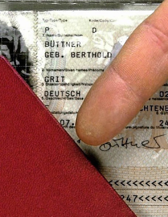 Das Krzel &#8222;geb.&#8220; fr den ... wohl aus dem Reisepass verschwinden.   | Foto: dpa