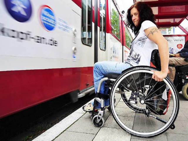 Auf dem Weg in den Beruf gibt es fr Rollstuhlfahrer zahlreiche Hilfen.  | Foto: dpa