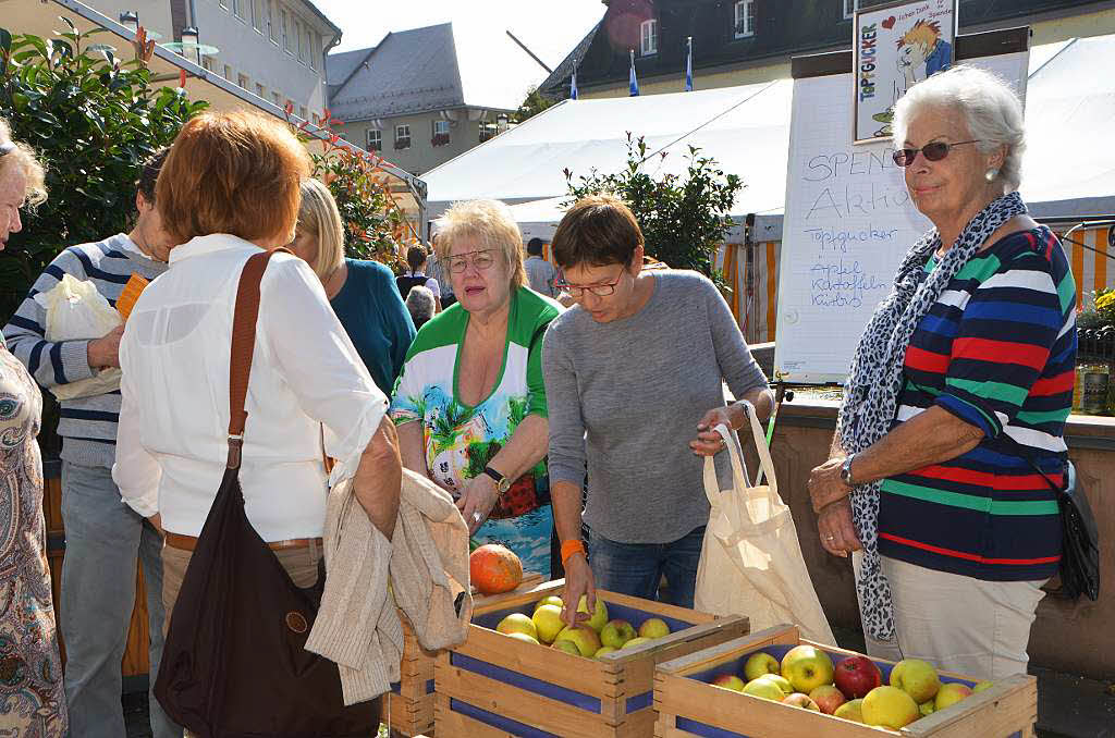 Die Topfgucker verkauften gespendetes Obst fr ihre Aktion, bei der sie einmal wchentlich Frderschul-Kinder bekochen