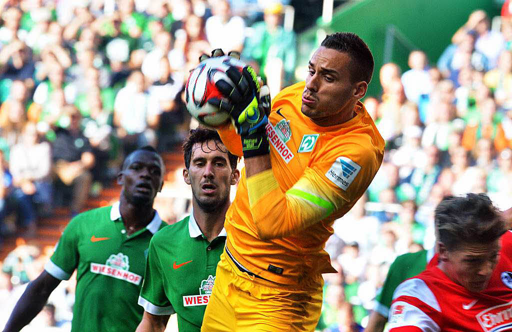 Einmal kraftvoll zupacken: Werder-Torwart Raphael Wolf.