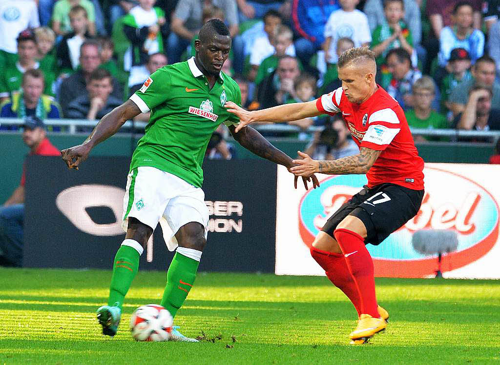 Assani Lukimya (links) behauptet das Leder gegen Freiburgs Jonathan Schmid.