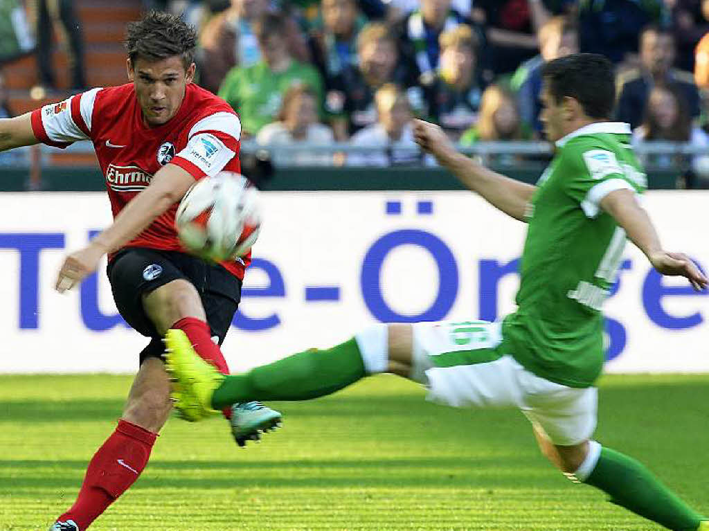 Am Ende bleibt es nach einer umkpften Partie – hier streiten Sorg und Junuzovic um den Ball – beim 1:1.