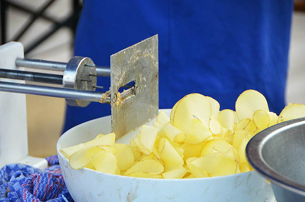 Hei begehrt: Frisch geschnittene und frisch frittierte Chips – natrlich aus Forchheimer Kartoffeln!