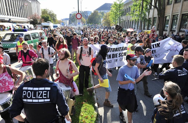 Der Protestzug fr die Wagenburg &#822... Getriebe&#8220; auf dem Rotteckring.   | Foto: Thomas Kunz