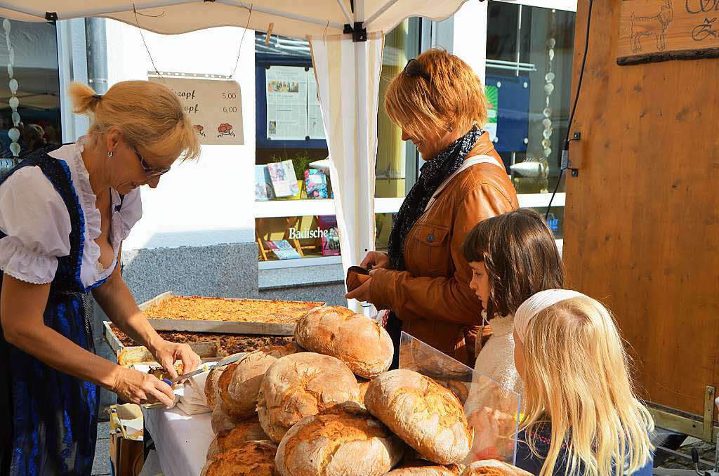 Frisches Gebck lockte auch am Sonntagmorgen auf den Naturparkmarkt, hier der Stand Schmieder aus Wolfach. Ingrid Schmieder verkauft gerade ofenfrischen Zwiebelkuchen.